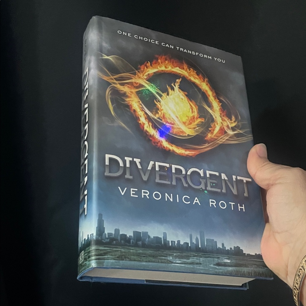 Divergent by Veronica Roth - Hardcover Edition - used book